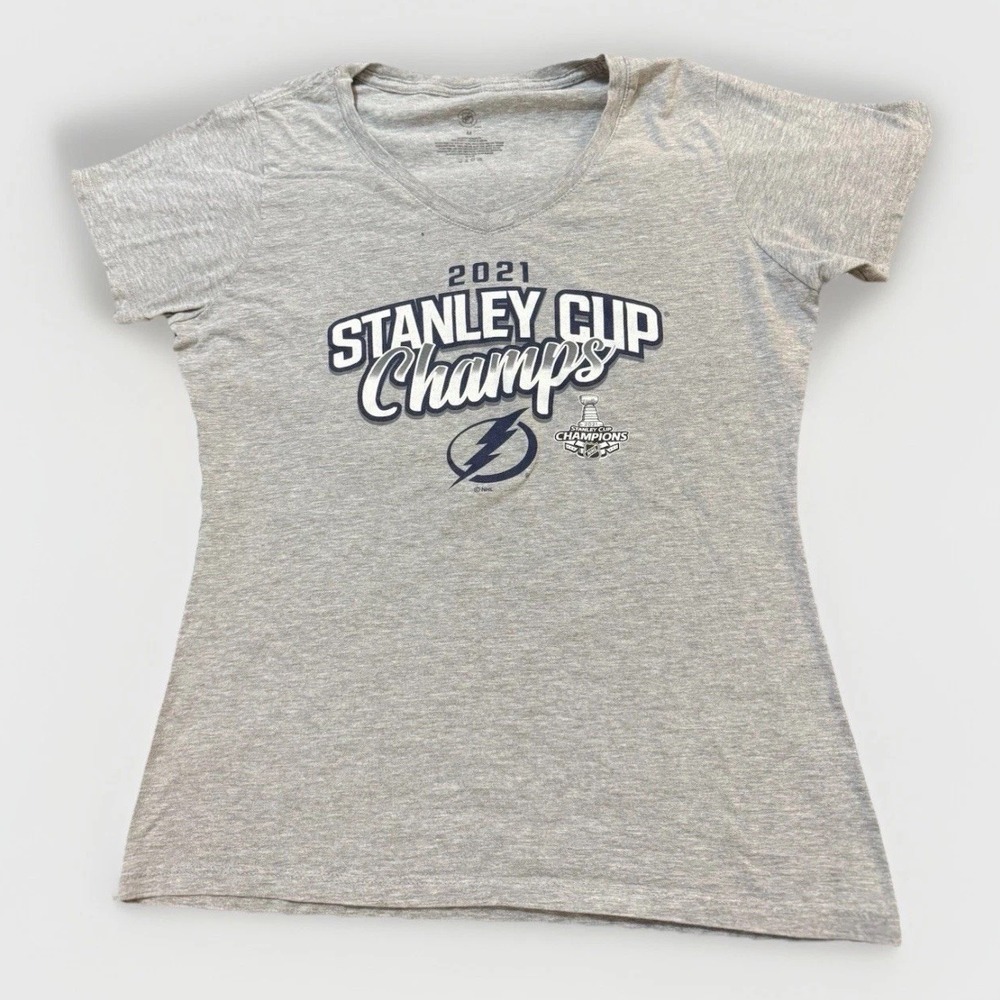 Women's Tampa Bay Lightning Stanley Cup Champs 2021 Graphic T-Shirt Gray NHL M - Picture 1 of 3